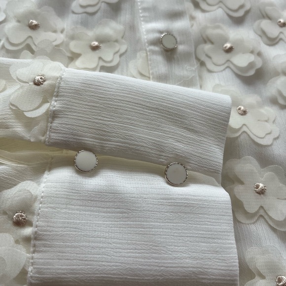 NWT Women’s Small Adrianna Papell Y Placket Button Up 3D Flower Blouse. - Picture 4 of 10